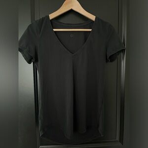 Lululemon classic v neck T. Black. I think it’s size 4.